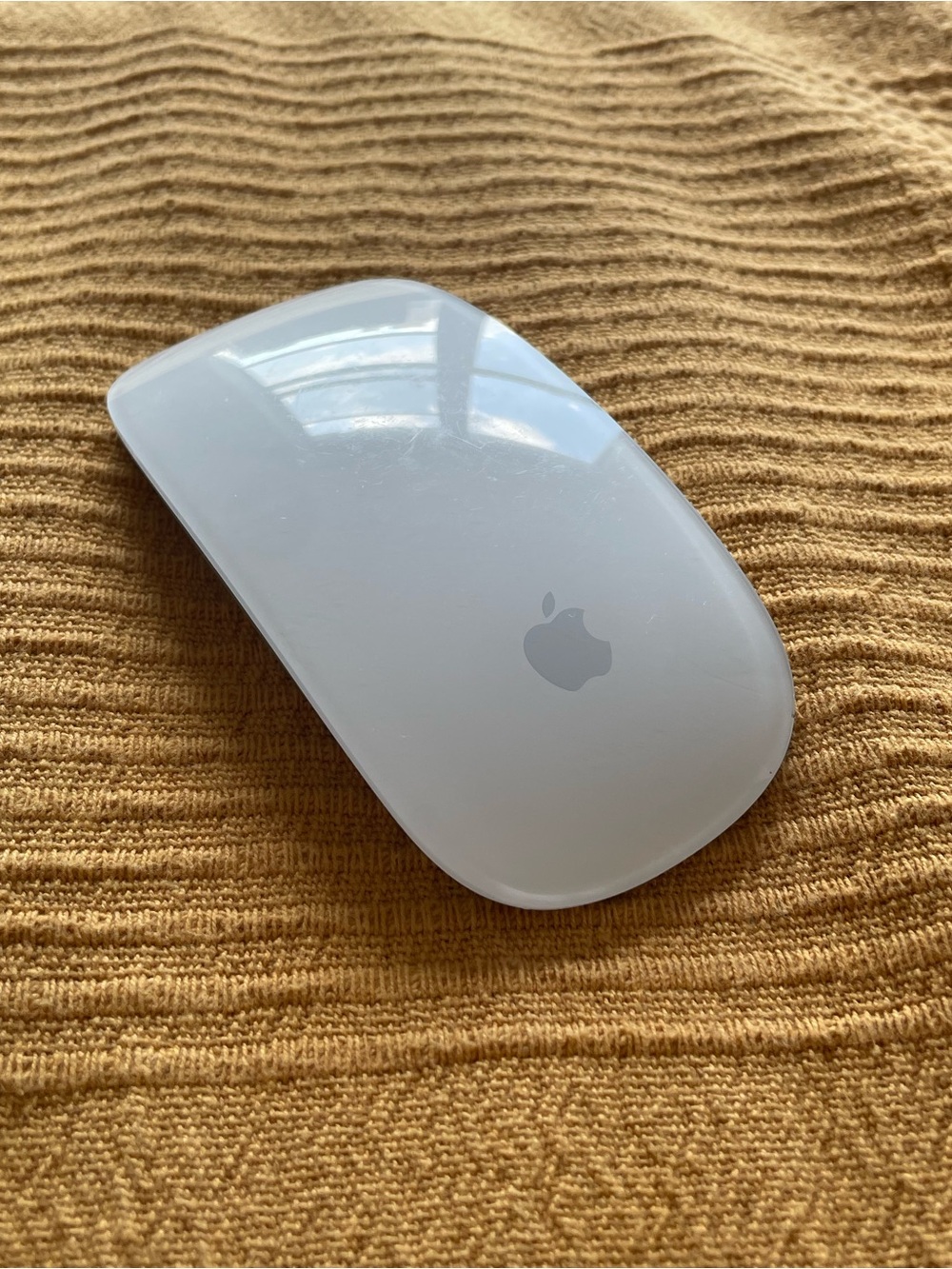 Apple White Magic Mouse - Smooth Multi-Touch Bluetooth Mouse